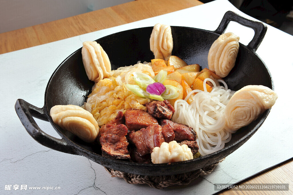 美味铁锅炖食材丰富多样