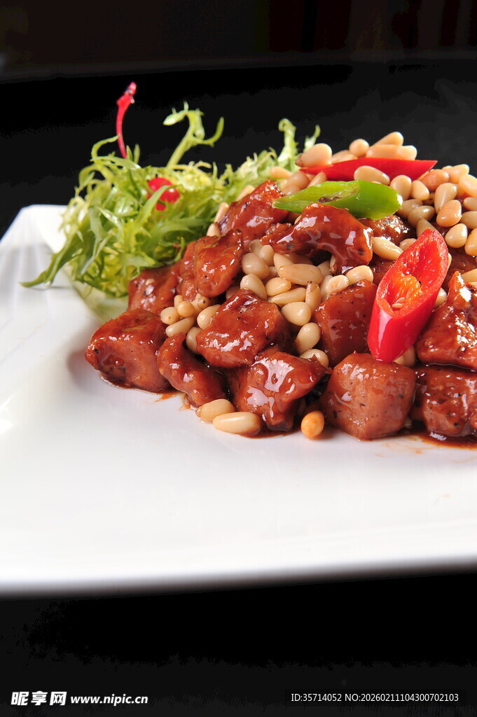 美味坚果牛肉粒摆盘精致