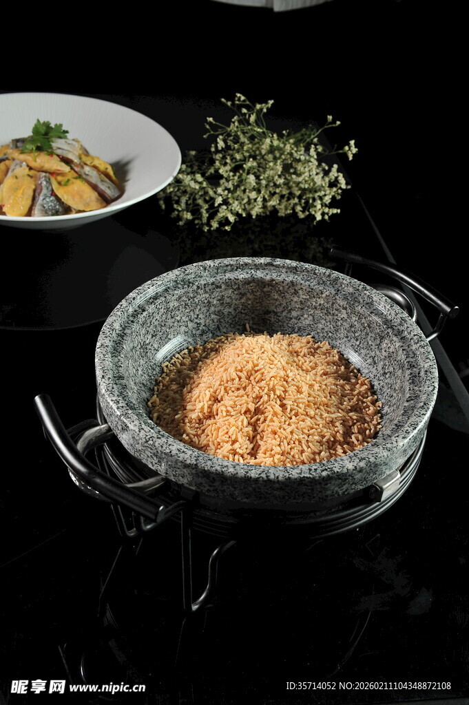 碗中粉末状食材特写