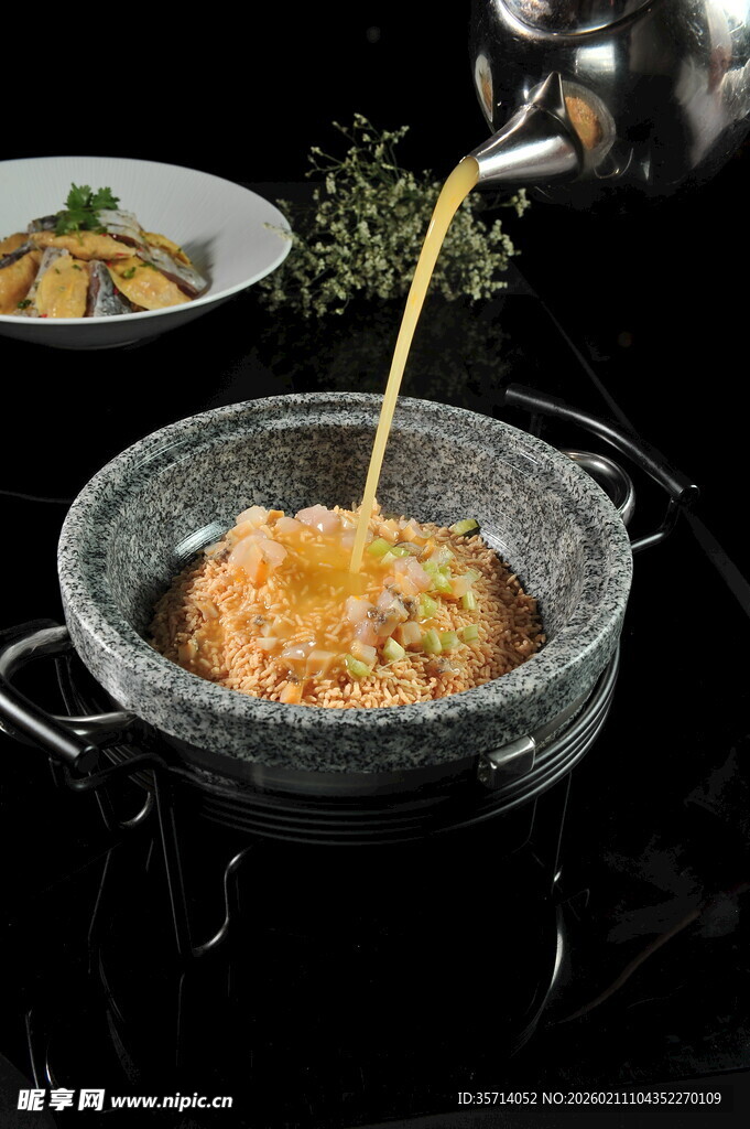 石锅小米美食正浇汁