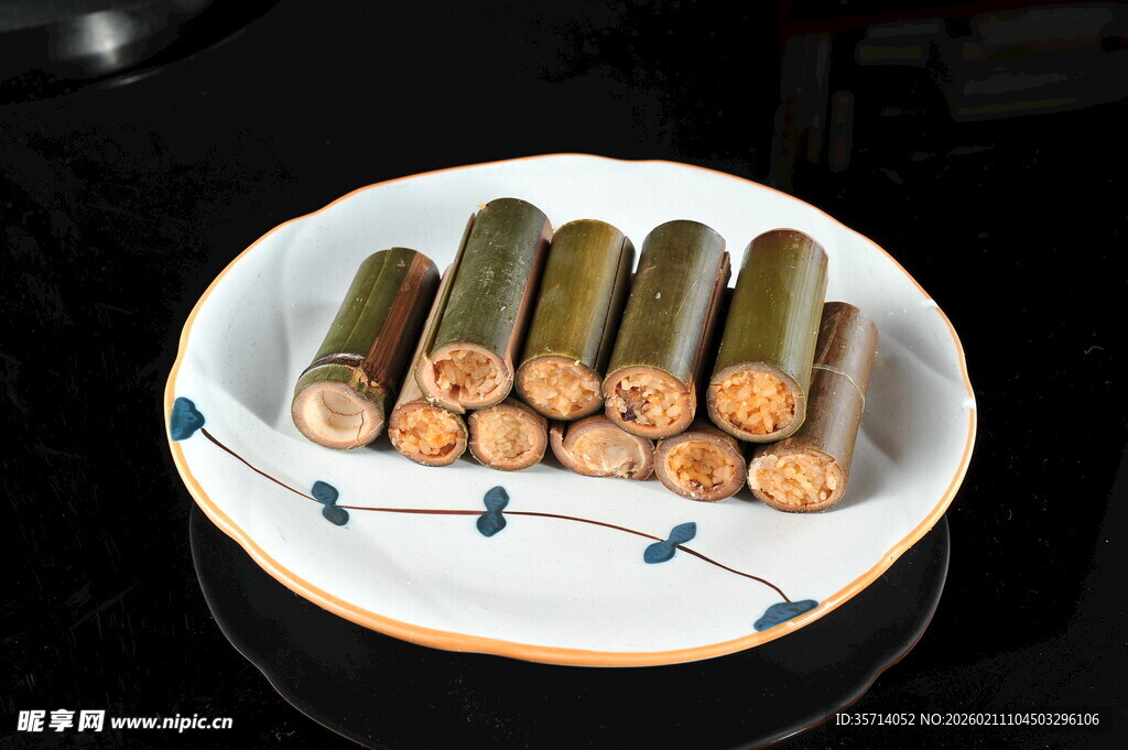 竹筒美食摆放在精致盘中