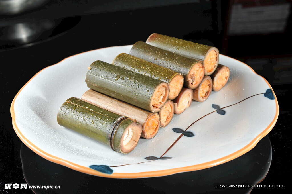 美味竹筒饭摆于盘中