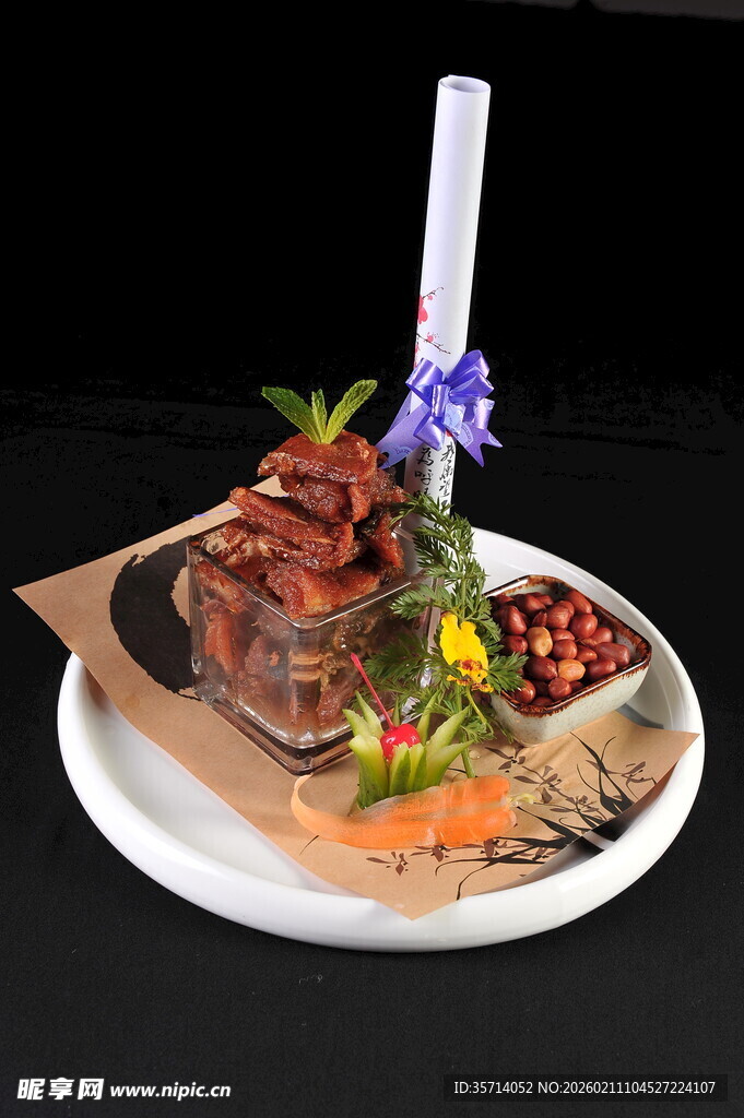 精致摆盘的美味牛排料理