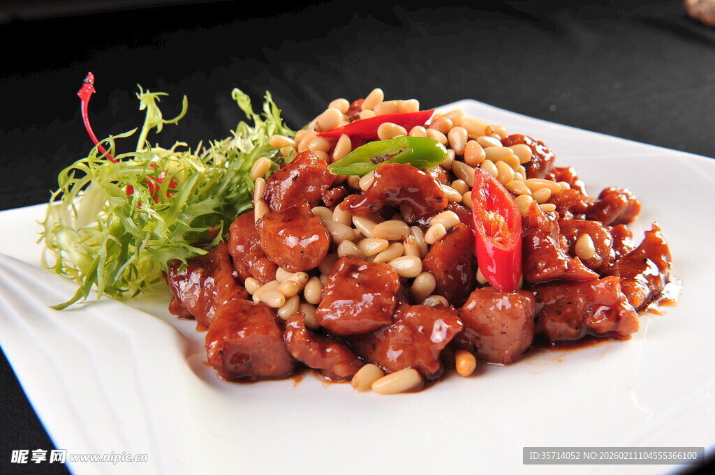 美味红烧排骨配翠绿蔬菜