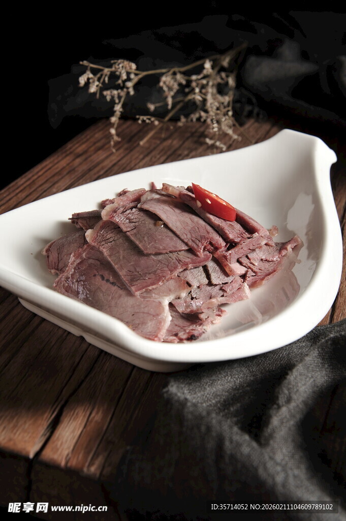 美味酱牛肉摆盘展示