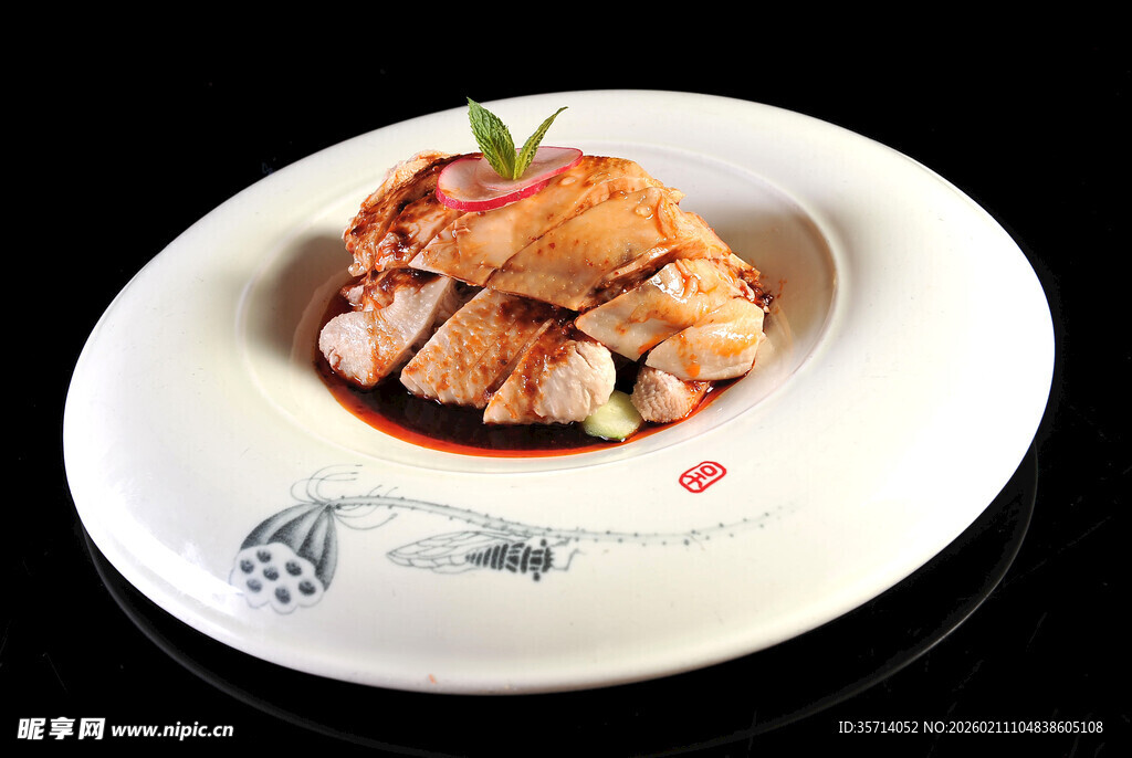 美味白盘装特色卤味鸡肉