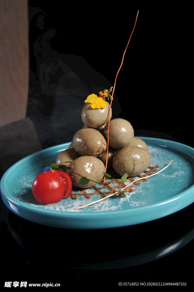 创意摆盘的多彩鸡蛋