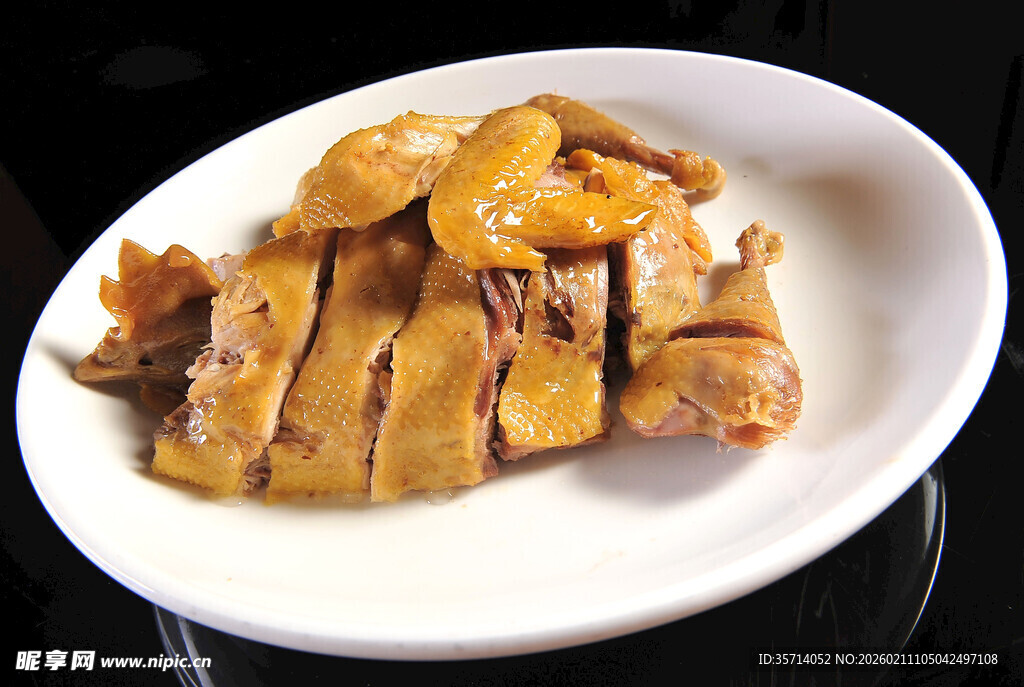 白盘上的美味卤味拼盘