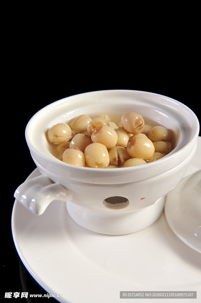 白瓷碗中的美味莲子羹