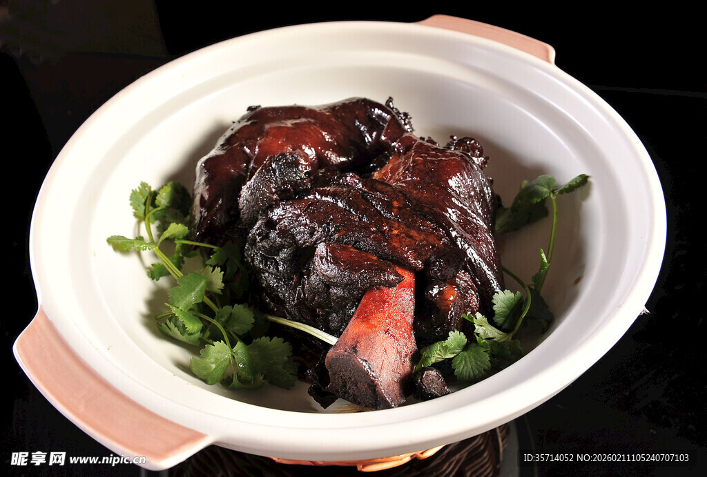 瓦罐红烧蹄胖配翠绿蔬菜