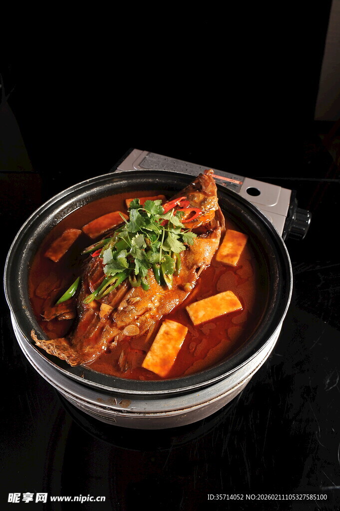 红烧鱼配蔬菜美味佳肴