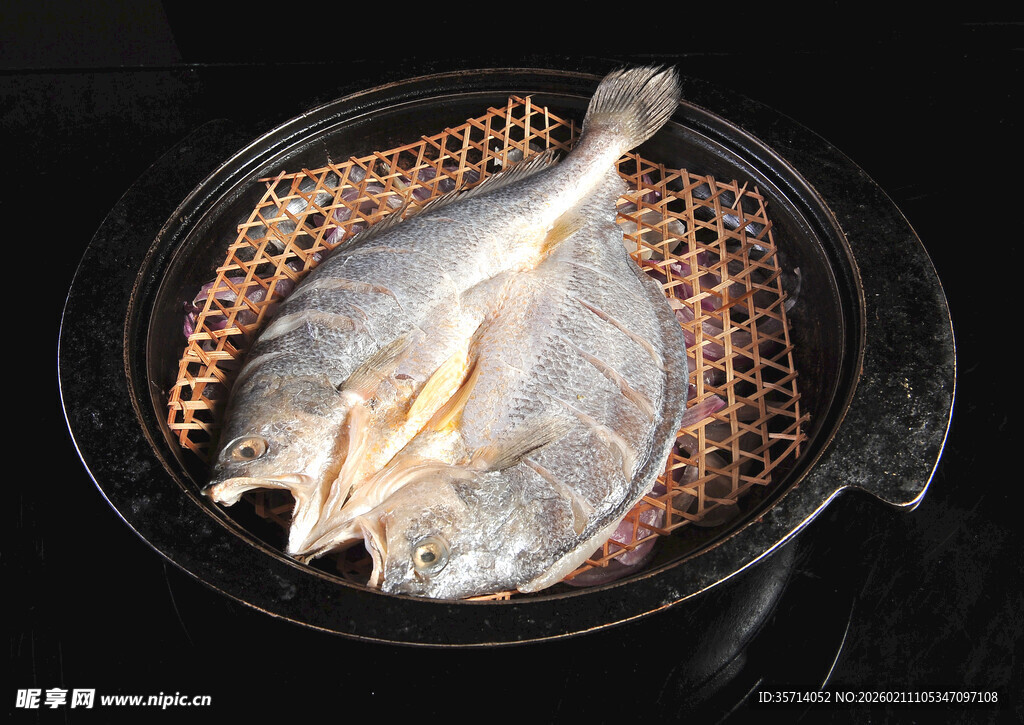 锅中蒸制的新鲜鱼