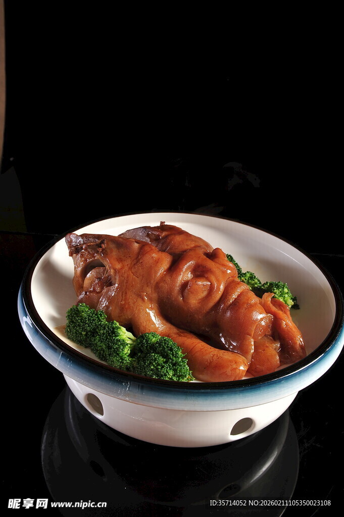 红烧猪蹄配西兰花