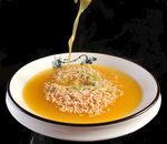 金黄浓汤浇淋特色美食