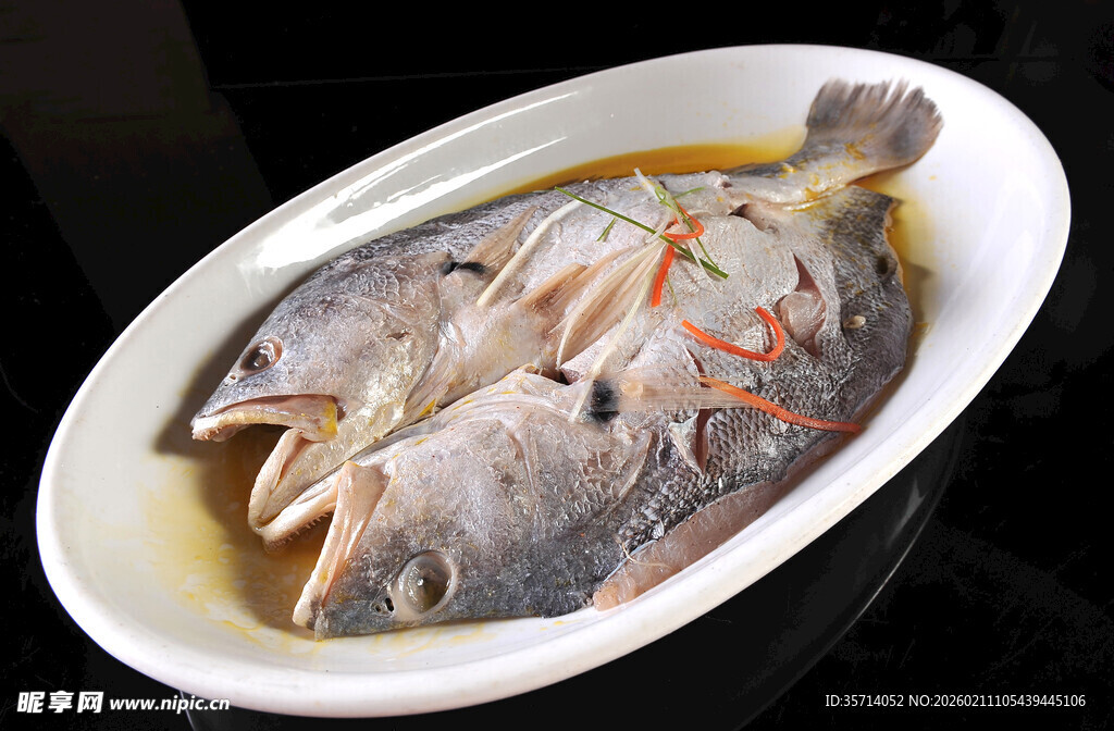 清蒸鲜鱼摆盘中