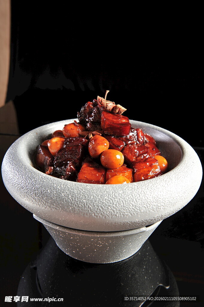 石碗盛装的美味红烧菜肴