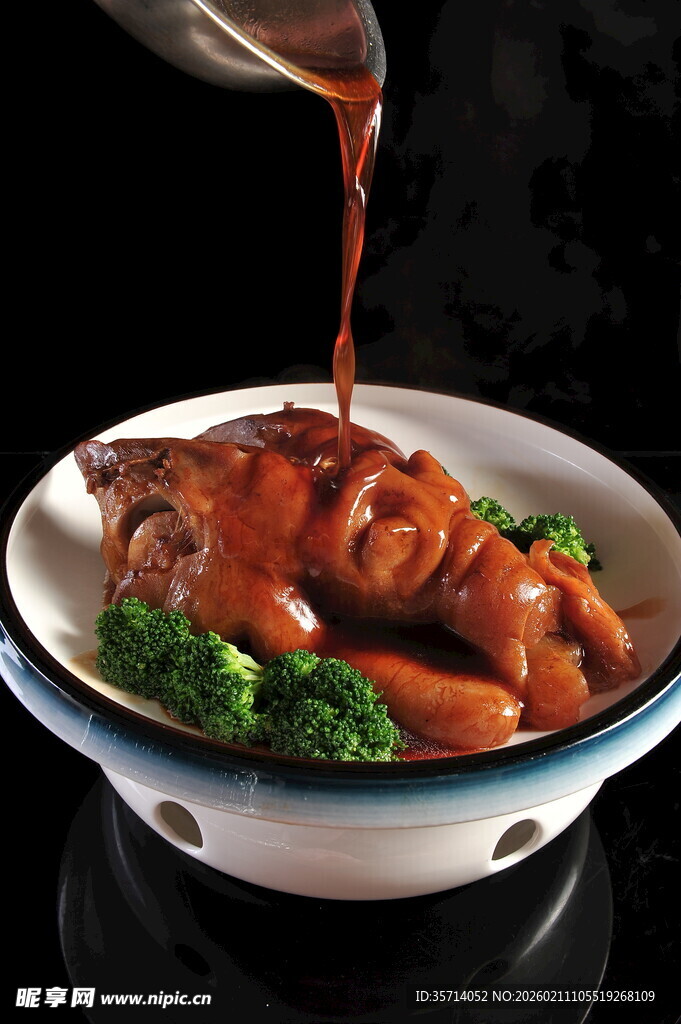 红烧猪蹄浇汁特写