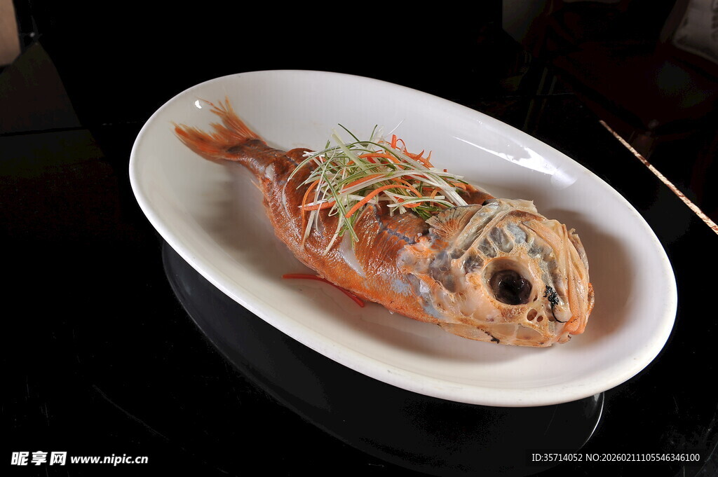 清蒸鱼摆盘精致