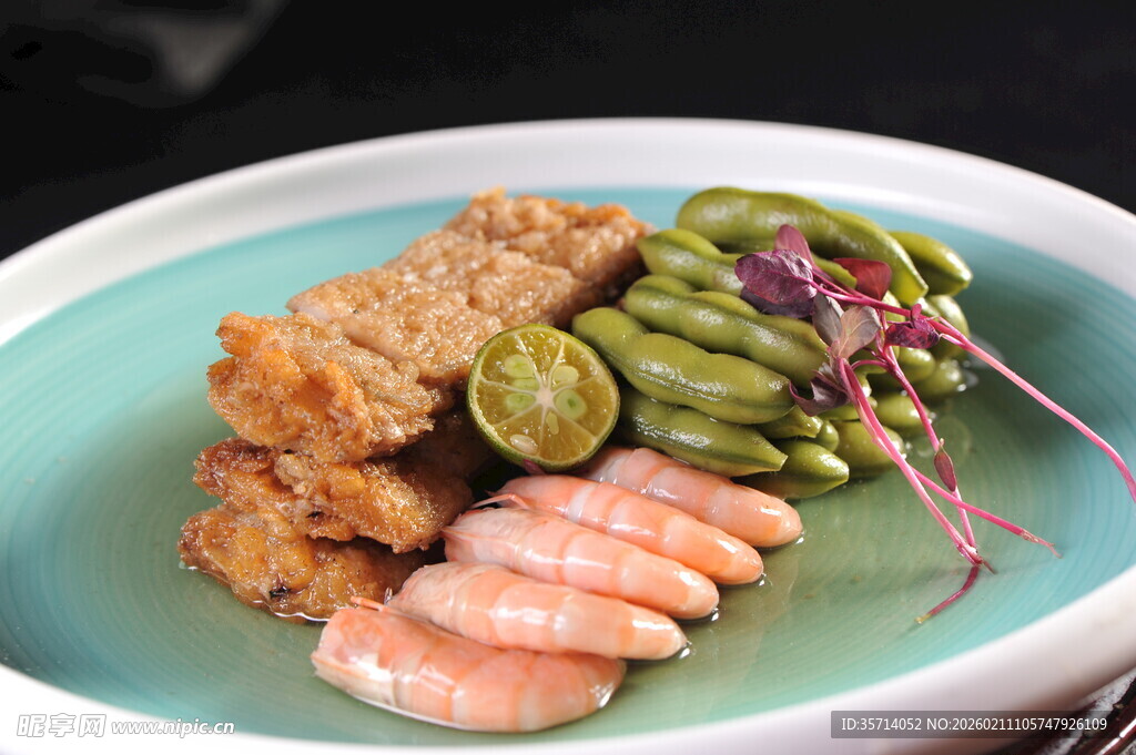 海鲜与炸物拼盘美食