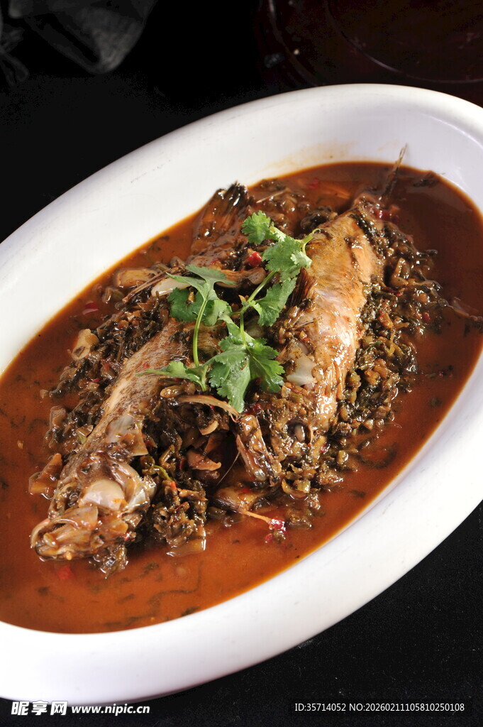 红烧鱼配香料装饰