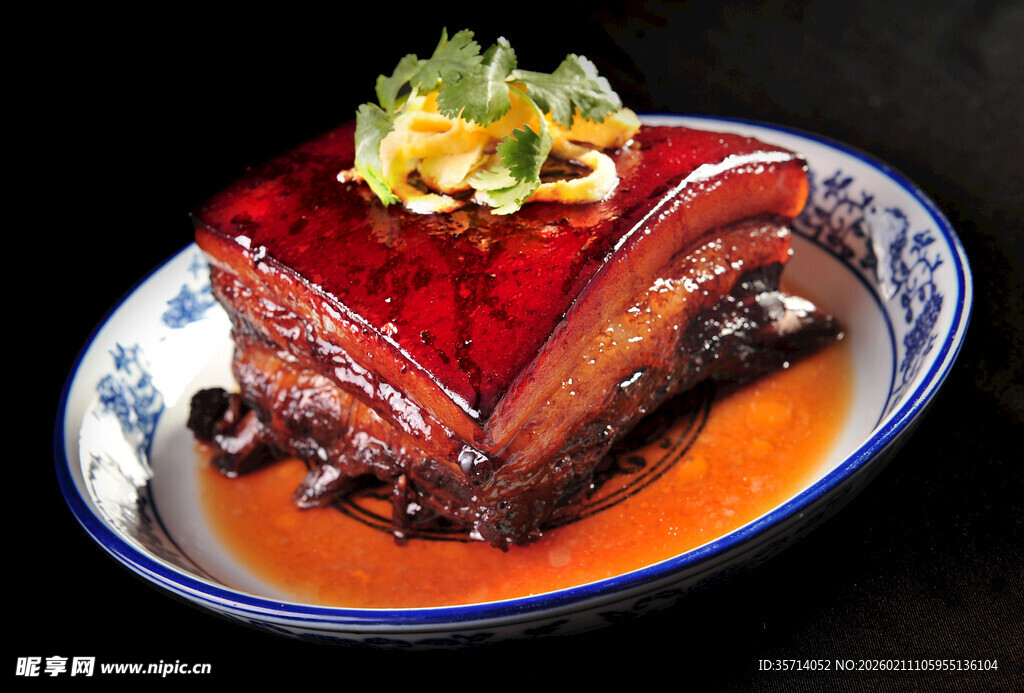 美味红烧肘子摆盘中