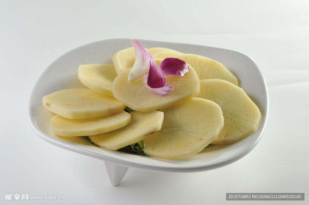 精致摆盘的美味土豆片