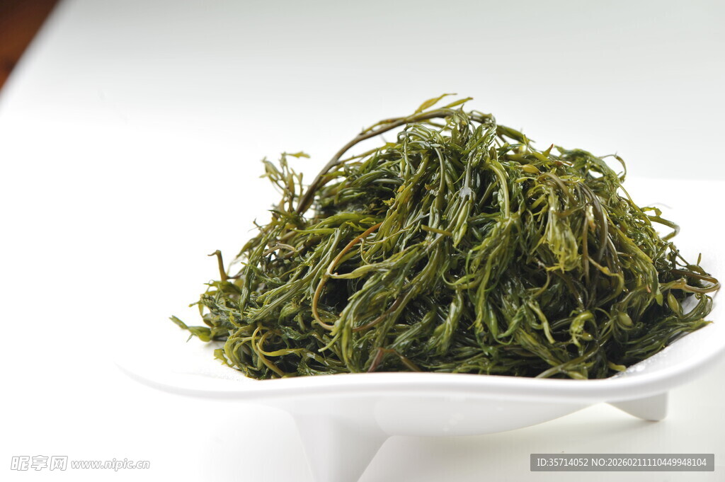 白色碟中堆叠的翠绿海藻
