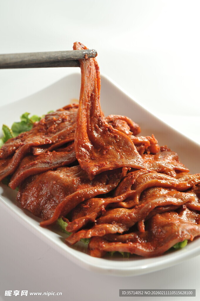 美味酱牛肉筷子夹起瞬间