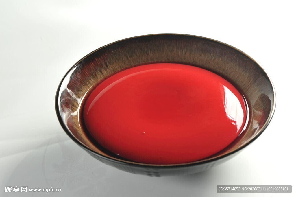 红色漆液盛于碗中猪血