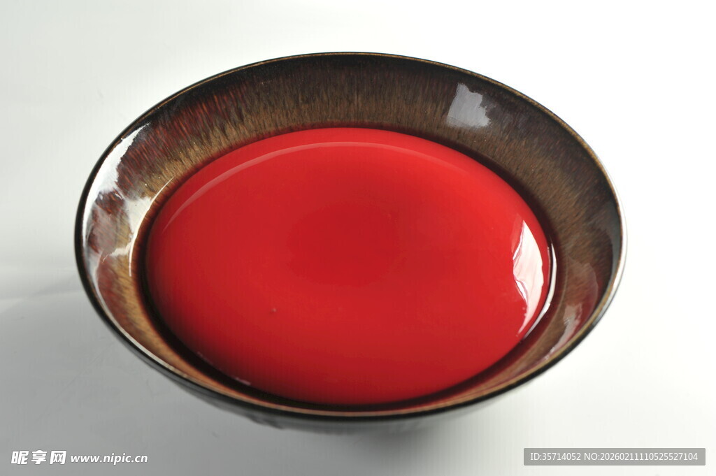 红漆盛于古朴碗中猪血