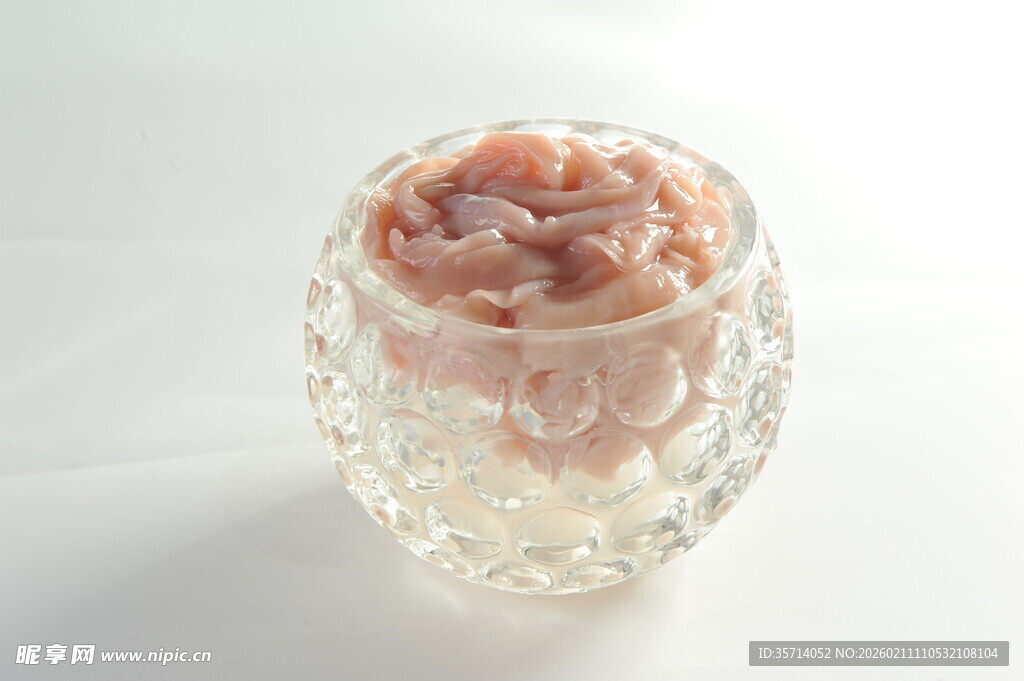 玻璃容器中的粉色糊状物体鹅肠