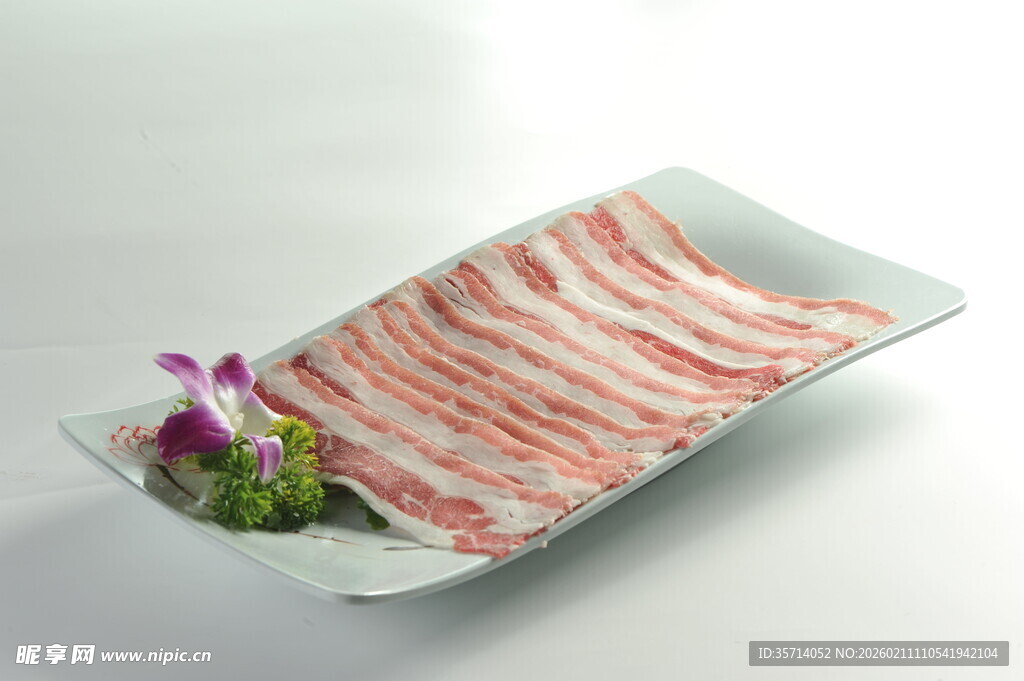 精致摆盘的条纹肉类菜品