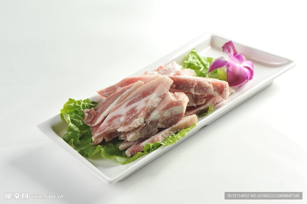 新鲜生排骨配蔬菜摆盘