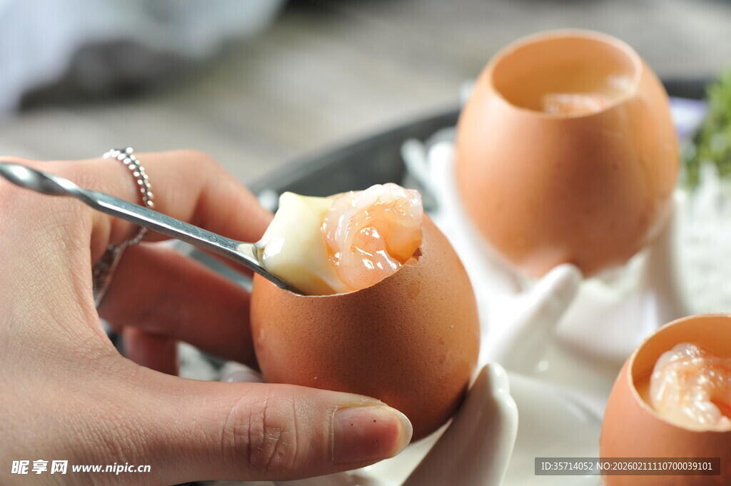 手剥鸡蛋取蛋黄瞬间