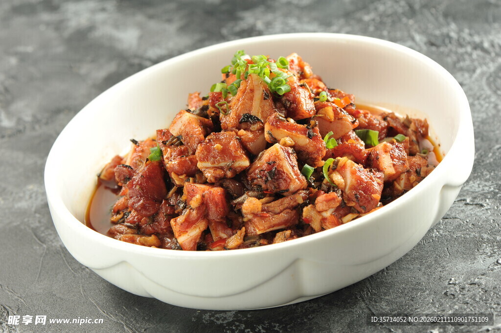美味红烧排骨盛于白碗中