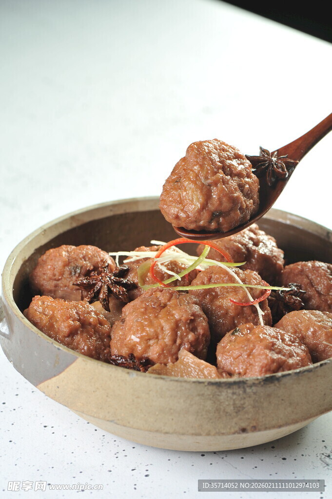 美味肉丸盛于碗中