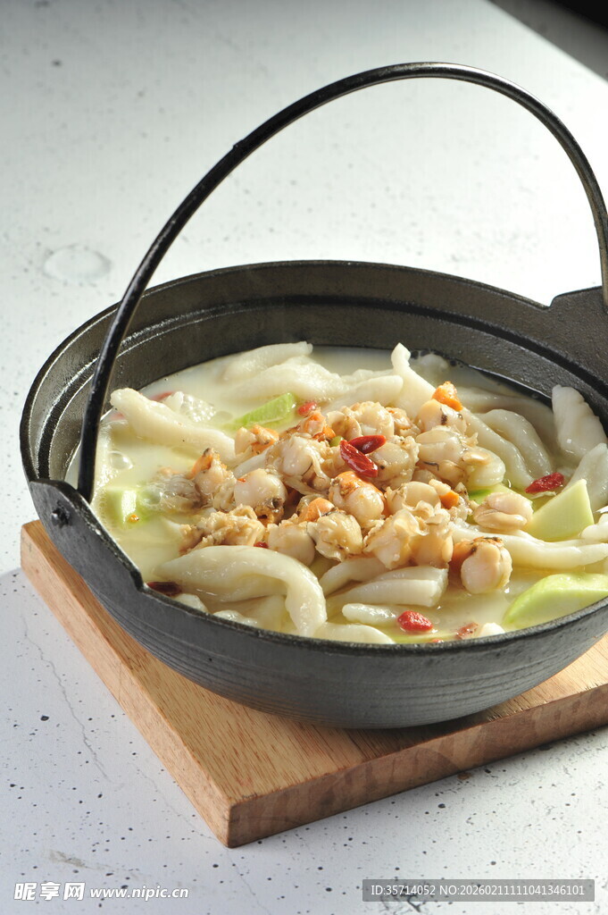 铸铁锅中的美味面鱼