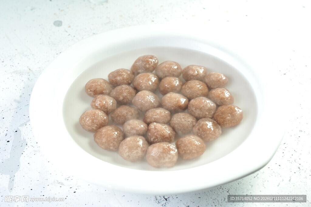 碗中棕色圆润的丸子