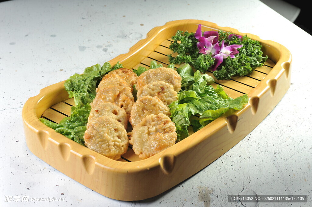 竹篮装的美味炸物与蔬菜