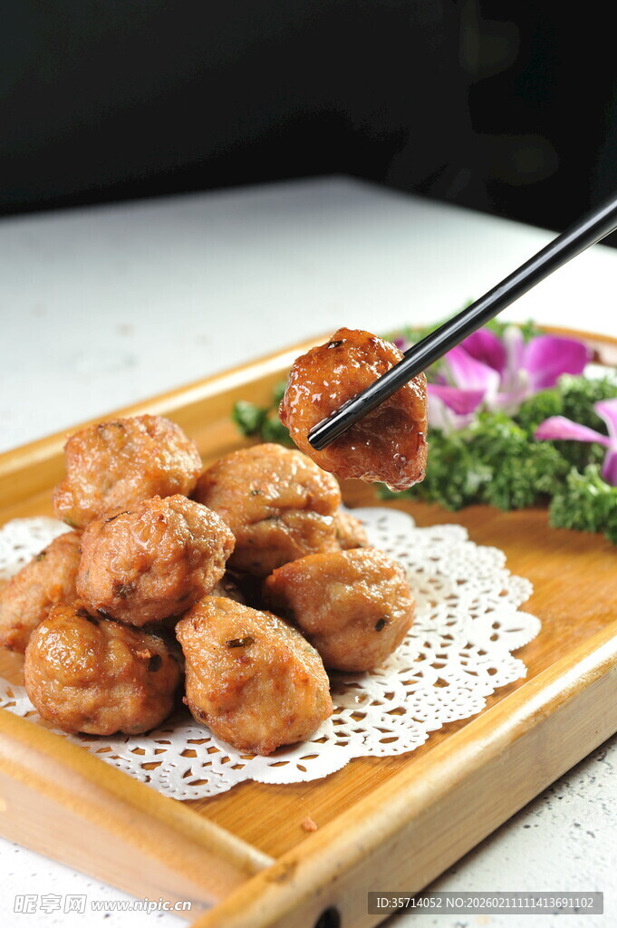 美味炸肉丸摆盘精致