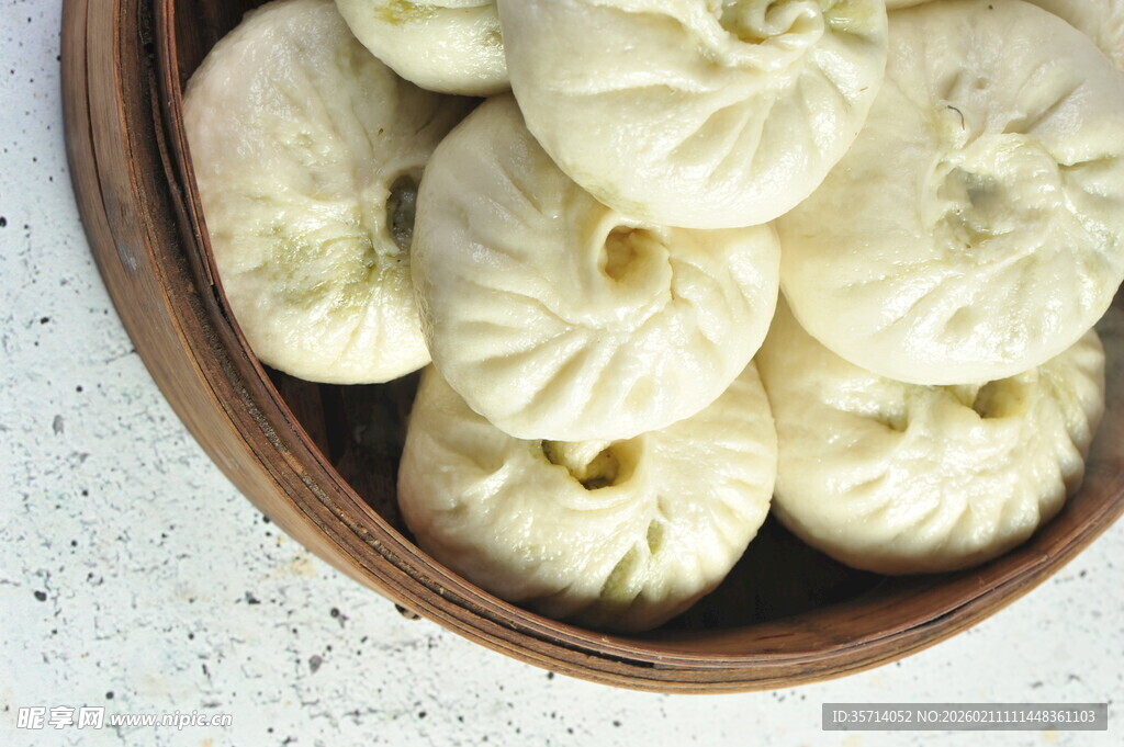 木碗中的美味包子