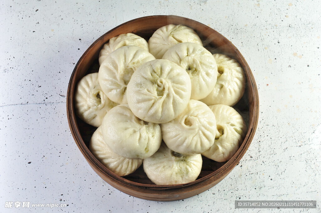 木碗中的美味白胖包子