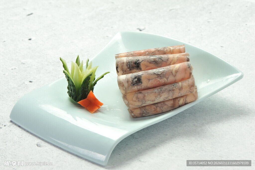 精致摆盘的美味乌鸡卷