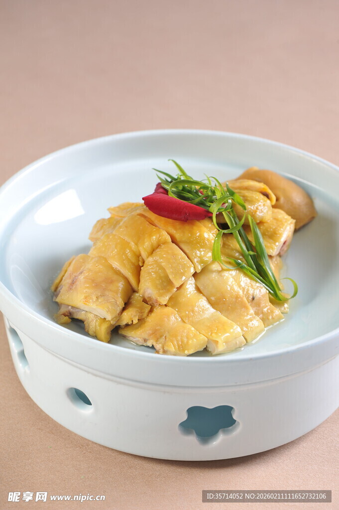 美味白切鸡摆盘精致诱人