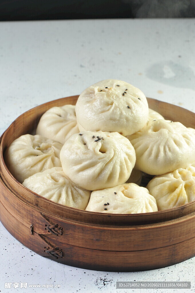 木碗中的美味包子