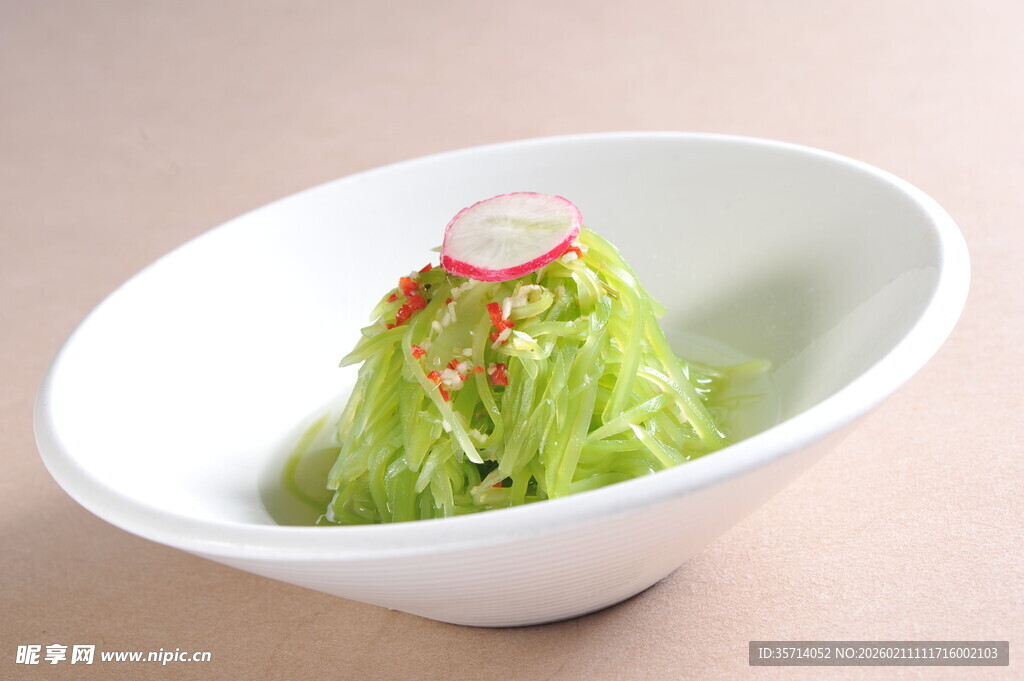 白色碗中鲜嫩生菜