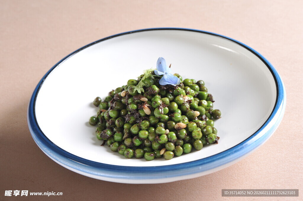 白盘盛着鲜嫩绿豌豆