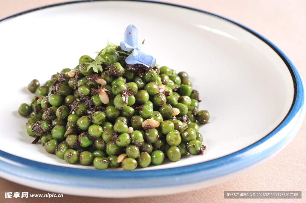 盘中鲜嫩青豌豆