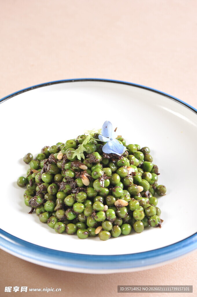 盘中青豌豆清新小点缀