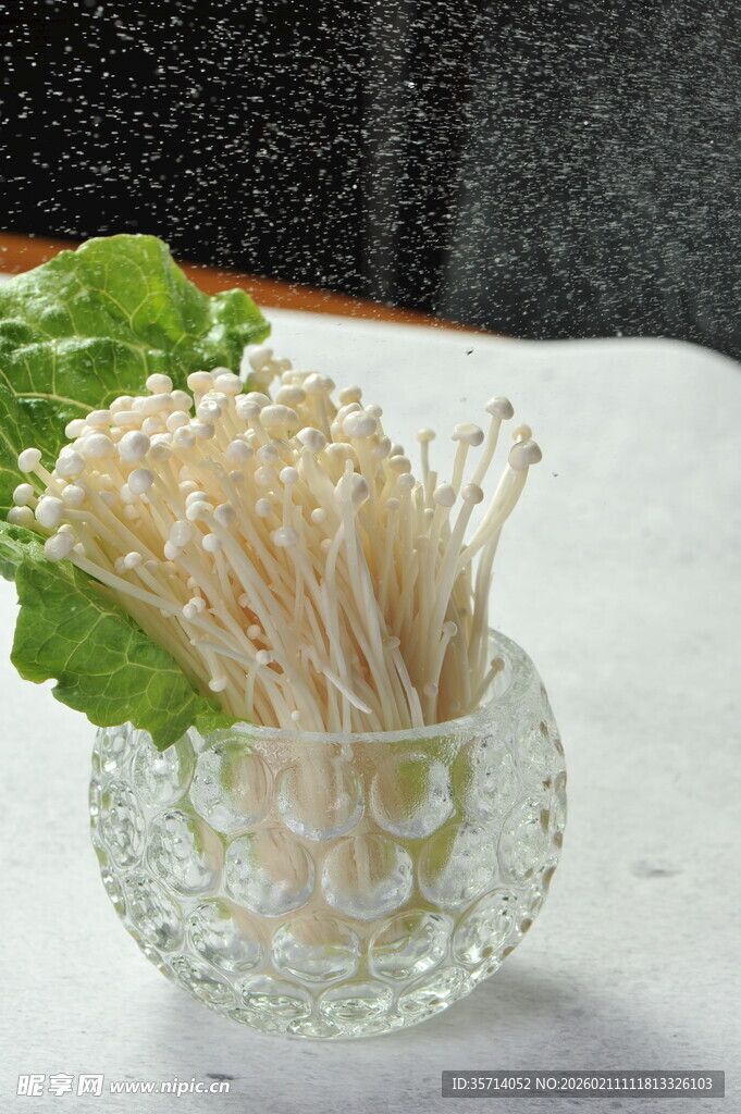 玻璃碗中的新鲜金针菇